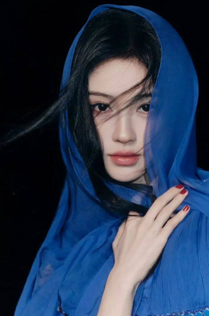 鞠婧祎穿深V裙变身蓝色妖姬!雪肤玉貌身材曼妙性感撩人 鞠婧祎穿深V裙变身蓝色妖姬!雪肤玉貌身材曼妙性感撩人