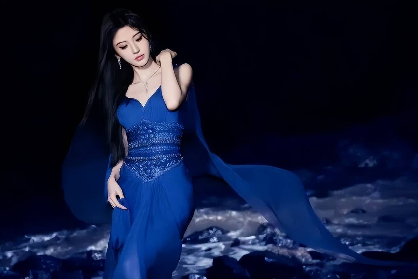 鞠婧祎穿深V裙变身蓝色妖姬!雪肤玉貌身材曼妙性感撩人 鞠婧祎穿深V裙变身蓝色妖姬!雪肤玉貌身材曼妙性感撩人