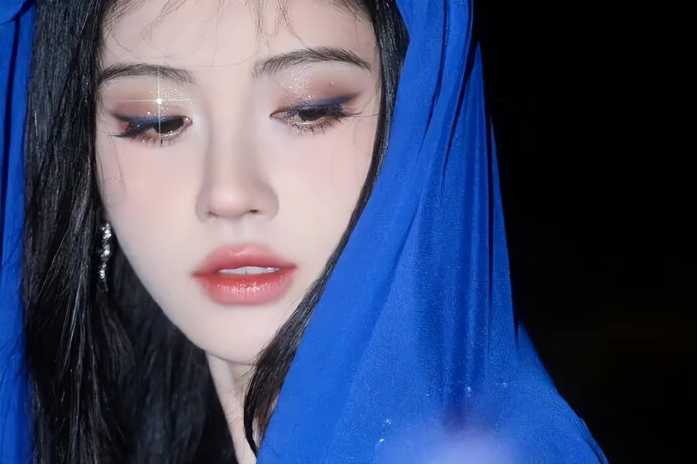 鞠婧祎穿深V裙变身蓝色妖姬!雪肤玉貌身材曼妙性感撩人 鞠婧祎穿深V裙变身蓝色妖姬!雪肤玉貌身材曼妙性感撩人