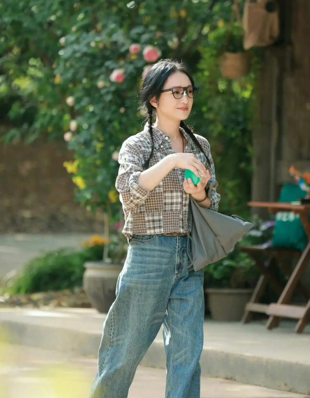 周迅穿衬衫牛仔裤录节目，扎麻花辫嫩得像24岁