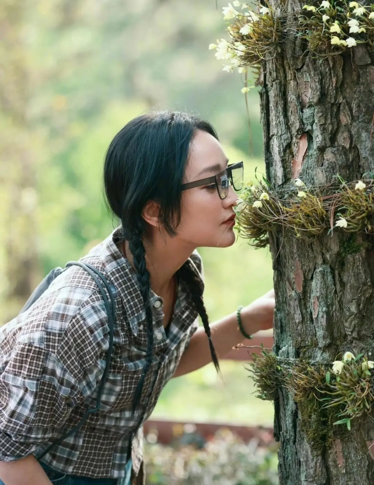周迅穿衬衫牛仔裤录节目，扎麻花辫嫩得像24岁