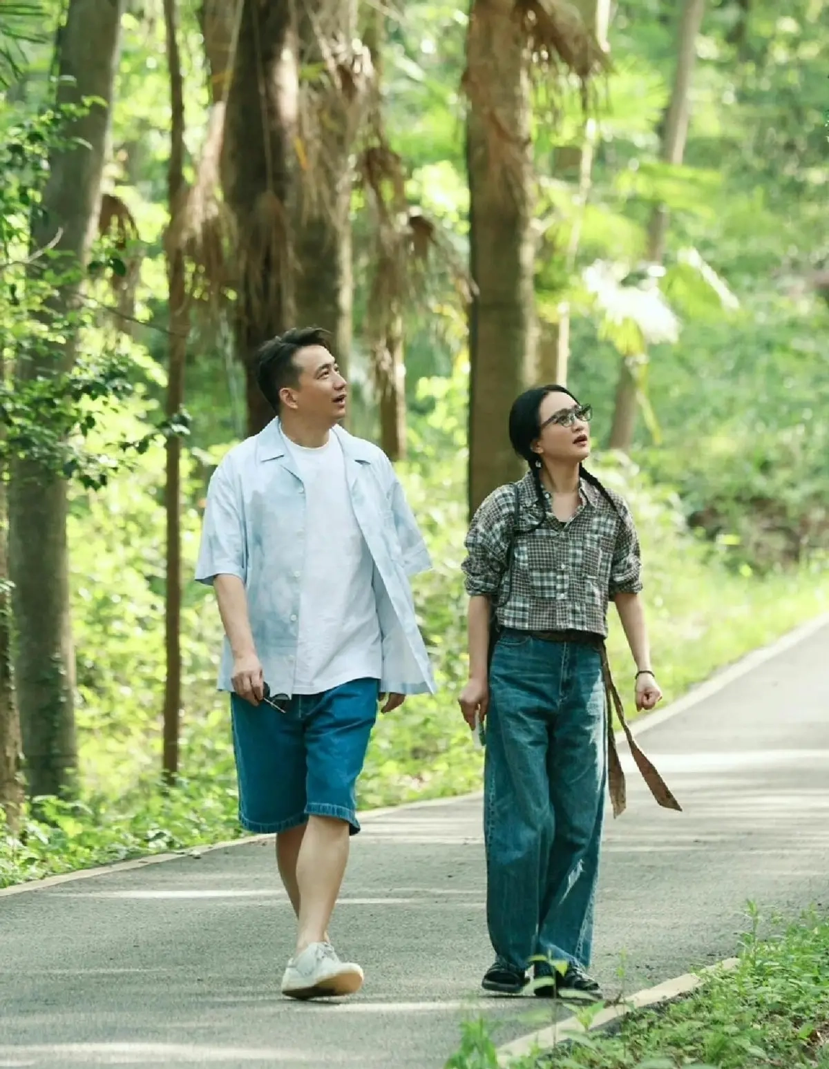 周迅穿衬衫牛仔裤录节目，扎麻花辫嫩得像24岁