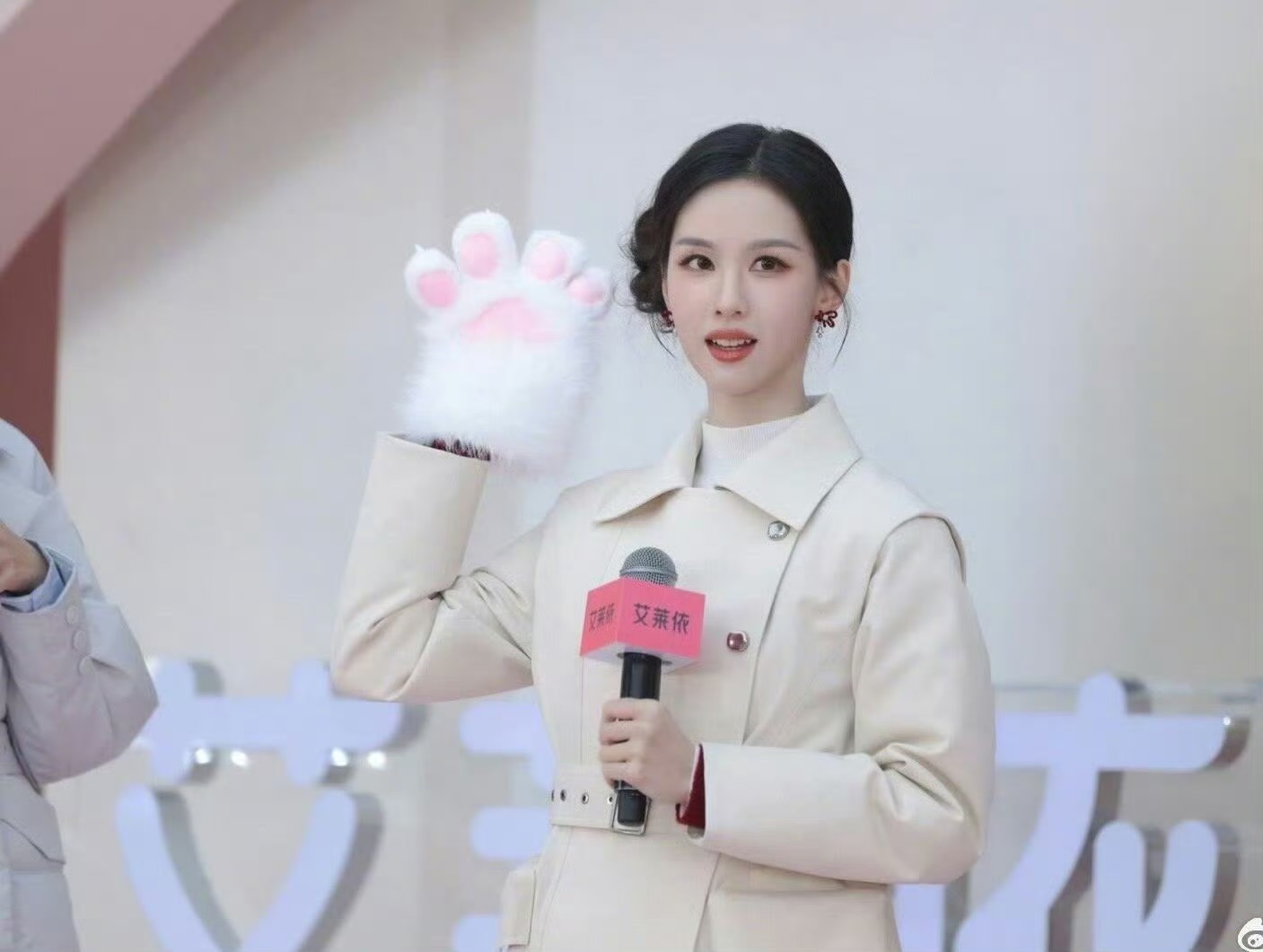 第一个兔塑陈都灵的人简直是天才,又美又优雅 第一个兔塑陈都灵的人简直是天才,又美又优雅