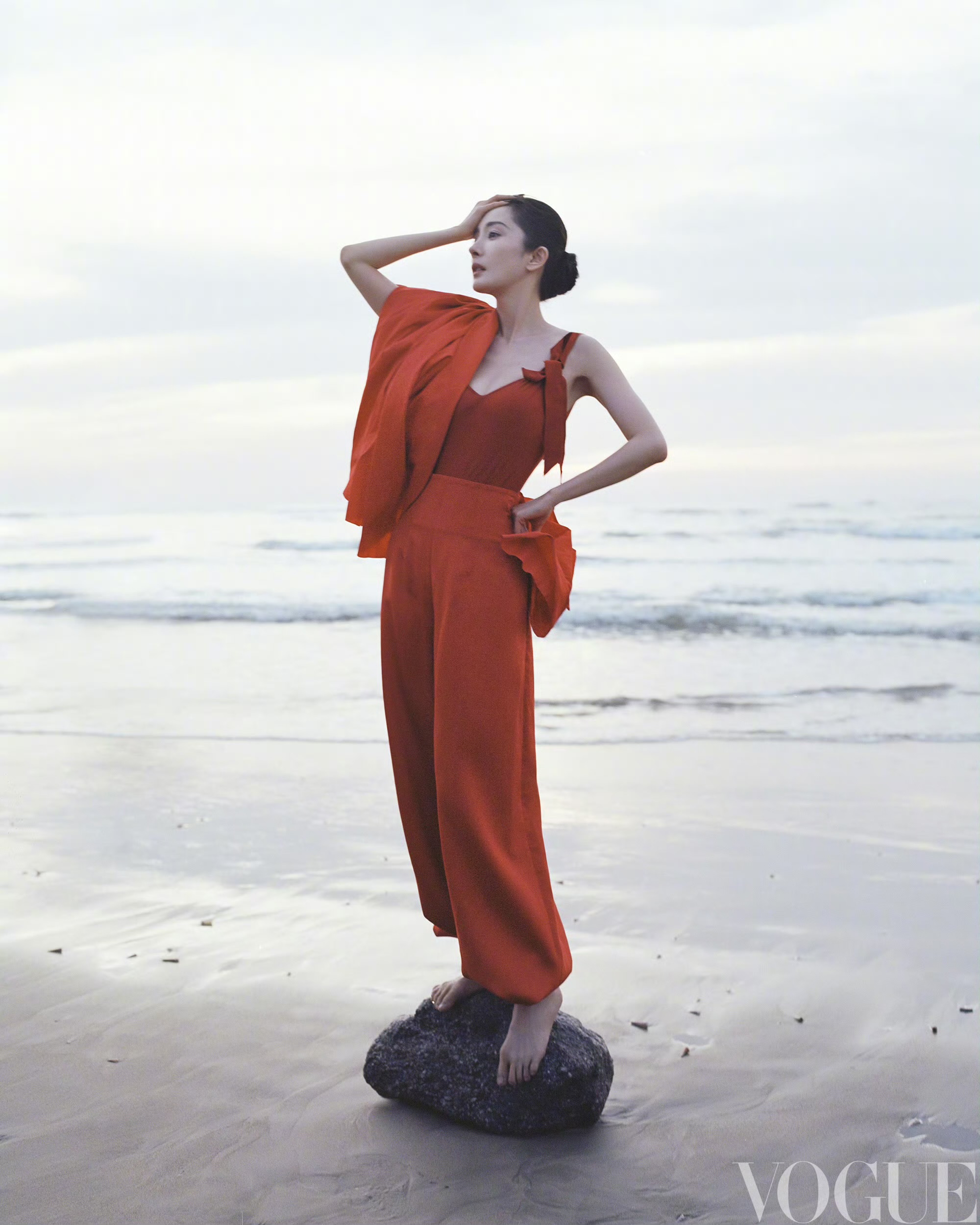 杨幂VOGUE开年刊封面 杨幂海边女骑士时尚大片 杨幂VOGUE开年刊封面 杨幂海边女骑士时尚大片