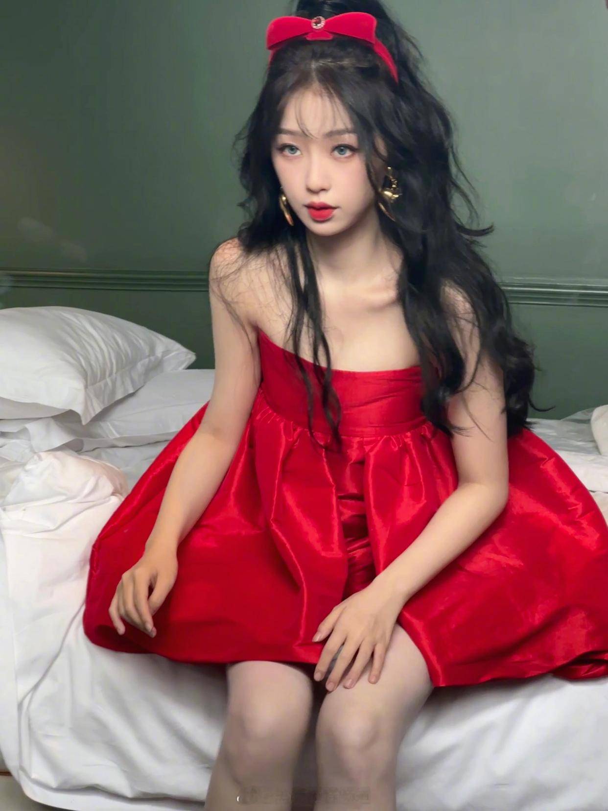 虞书欣时尚表现力爆棚!红色抹胸短裙解锁摩登新风尚 虞书欣时尚表现力爆棚!红色抹胸短裙解锁摩登新风尚