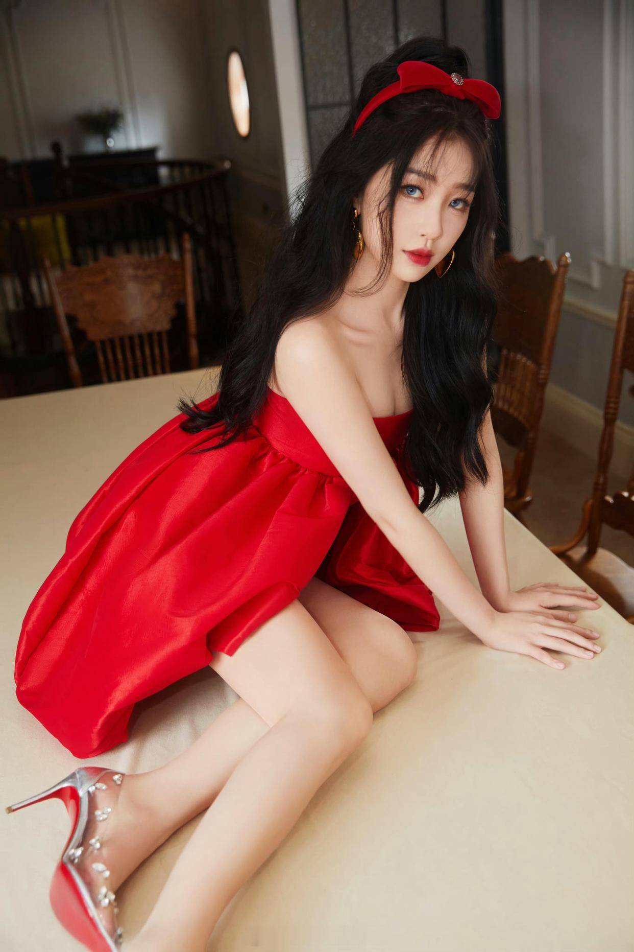 虞书欣时尚表现力爆棚!红色抹胸短裙解锁摩登新风尚 虞书欣时尚表现力爆棚!红色抹胸短裙解锁摩登新风尚