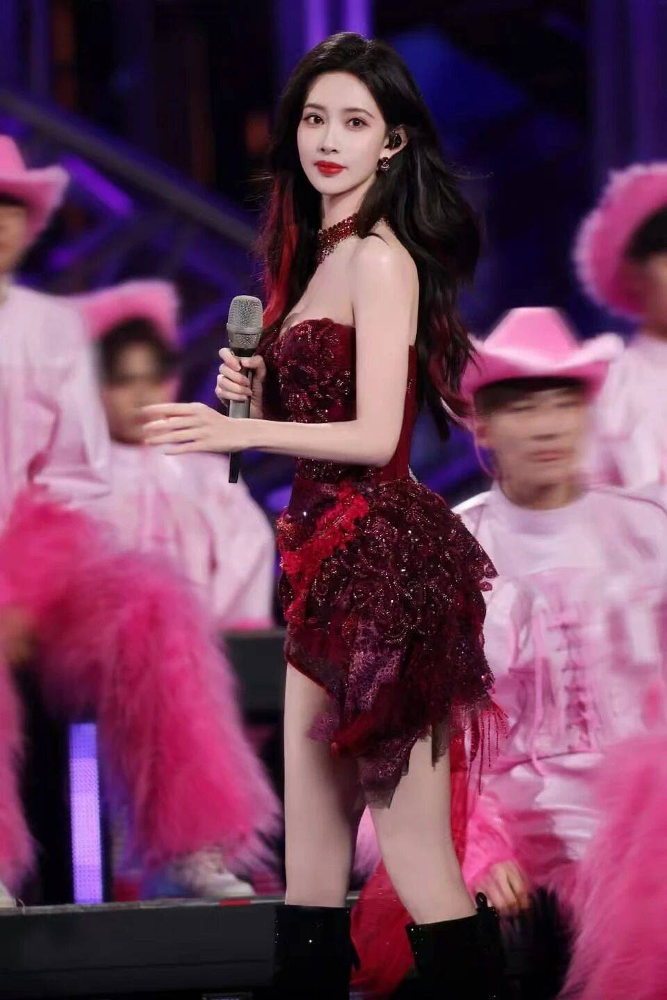 孟子义穿抹胸红裙露出事业线!肤白貌美大长腿性感火辣 孟子义穿抹胸红裙露出事业线!肤白貌美大长腿性感火辣