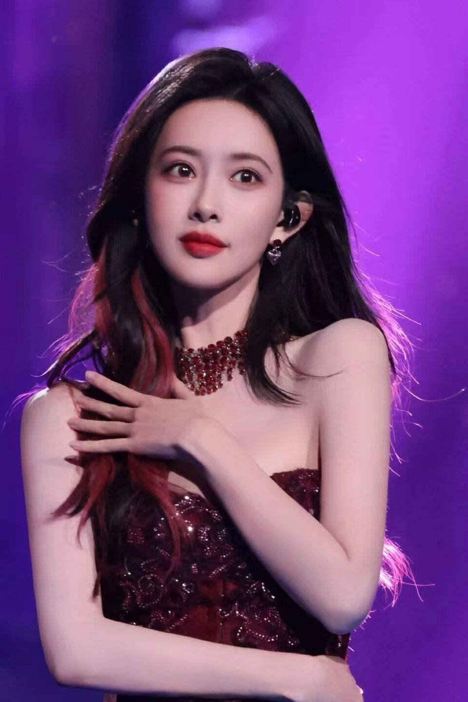 孟子义穿抹胸红裙露出事业线！肤白貌美大长腿性感火辣