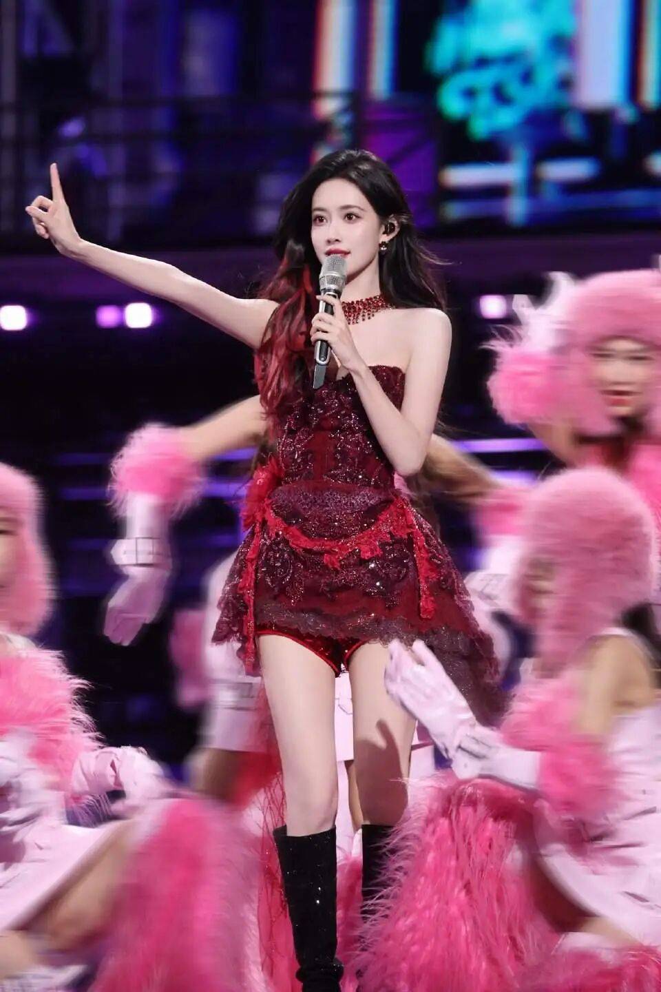 孟子义穿抹胸红裙露出事业线!肤白貌美大长腿性感火辣 孟子义穿抹胸红裙露出事业线!肤白貌美大长腿性感火辣