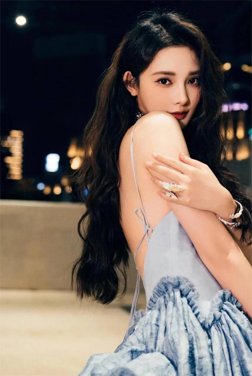 彭小苒露背美图性感撩人!身材火辣一张比一张哇噻 彭小苒露背美图性感撩人!身材火辣一张比一张哇噻