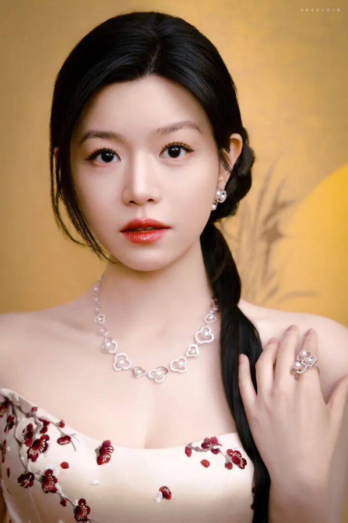 陈妍希穿腊梅白衣红裙露出事业线！曼妙身材性感撩人