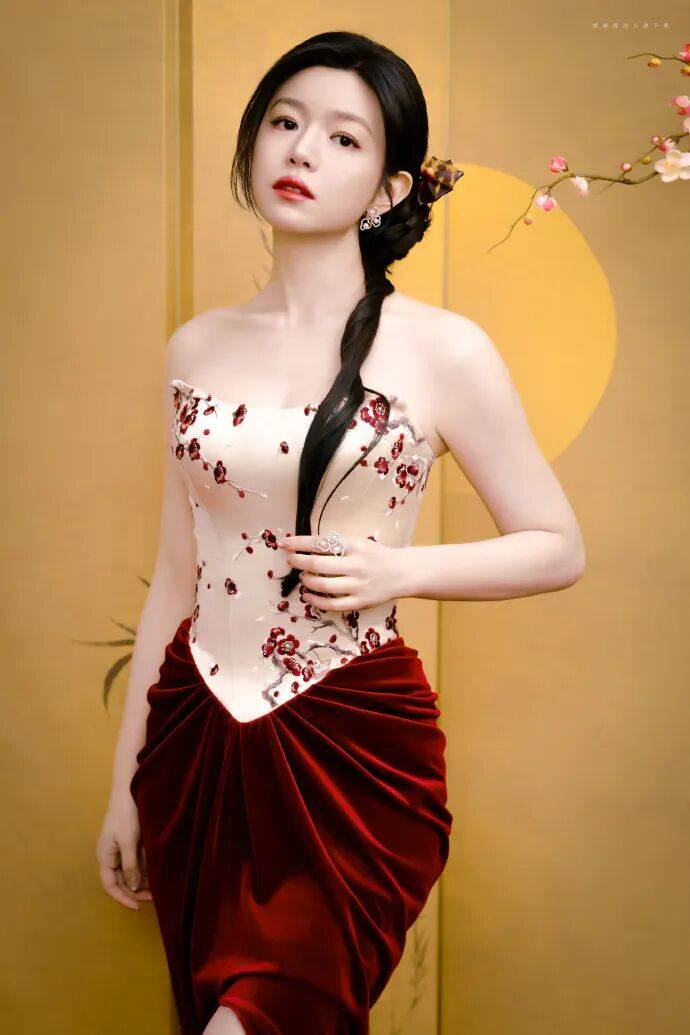 陈妍希穿腊梅白衣红裙露出事业线！曼妙身材性感撩人