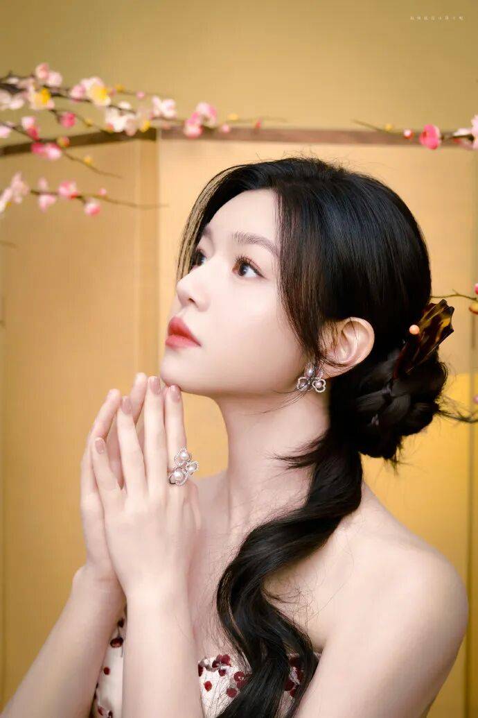 陈妍希穿腊梅白衣红裙露出事业线！曼妙身材性感撩人