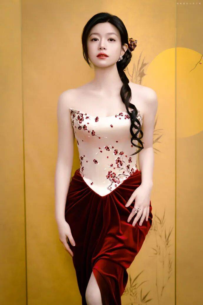 陈妍希穿腊梅白衣红裙露出事业线！曼妙身材性感撩人