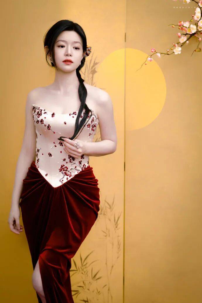 陈妍希穿腊梅白衣红裙露出事业线！曼妙身材性感撩人