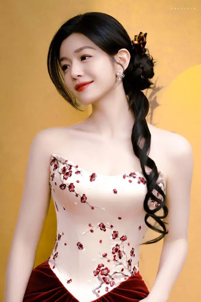 陈妍希穿腊梅白衣红裙露出事业线！曼妙身材性感撩人