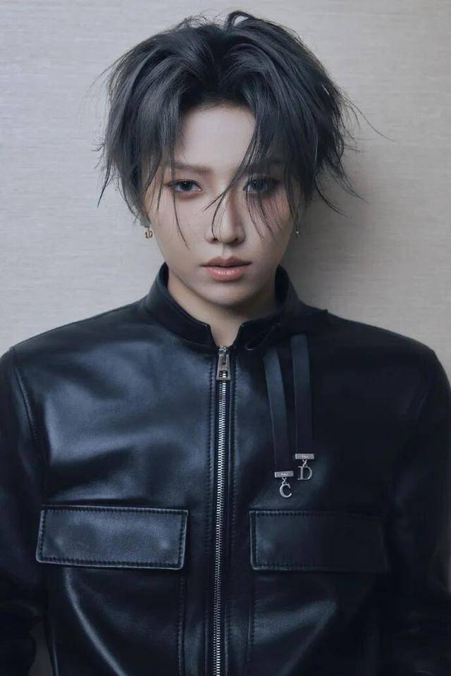 刘雨昕 ×Dior:黑白锋芒间,解锁优雅与利落的时尚平衡 刘雨昕 ×Dior:黑白锋芒间,解锁优雅与利落的时尚平衡