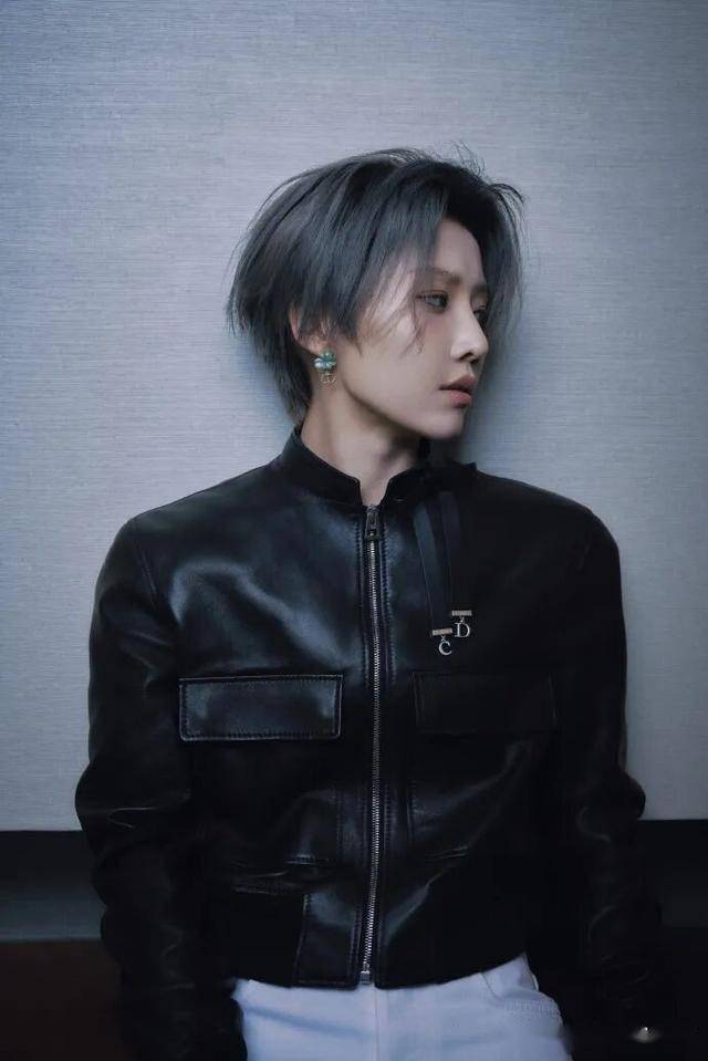 刘雨昕 ×Dior:黑白锋芒间,解锁优雅与利落的时尚平衡 刘雨昕 ×Dior:黑白锋芒间,解锁优雅与利落的时尚平衡