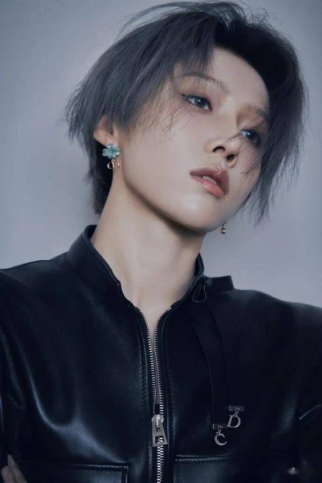 刘雨昕 ×Dior:黑白锋芒间,解锁优雅与利落的时尚平衡 刘雨昕 ×Dior:黑白锋芒间,解锁优雅与利落的时尚平衡