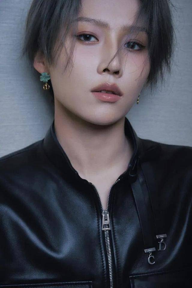 刘雨昕 ×Dior：黑白锋芒间，解锁优雅与利落的时尚平衡