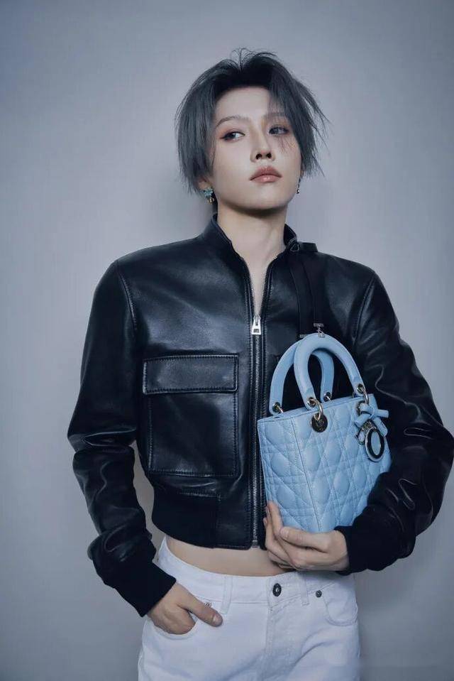 刘雨昕 ×Dior:黑白锋芒间,解锁优雅与利落的时尚平衡 刘雨昕 ×Dior:黑白锋芒间,解锁优雅与利落的时尚平衡