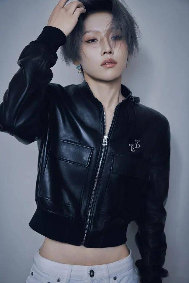 刘雨昕 ×Dior:黑白锋芒间,解锁优雅与利落的时尚平衡 刘雨昕 ×Dior:黑白锋芒间,解锁优雅与利落的时尚平衡