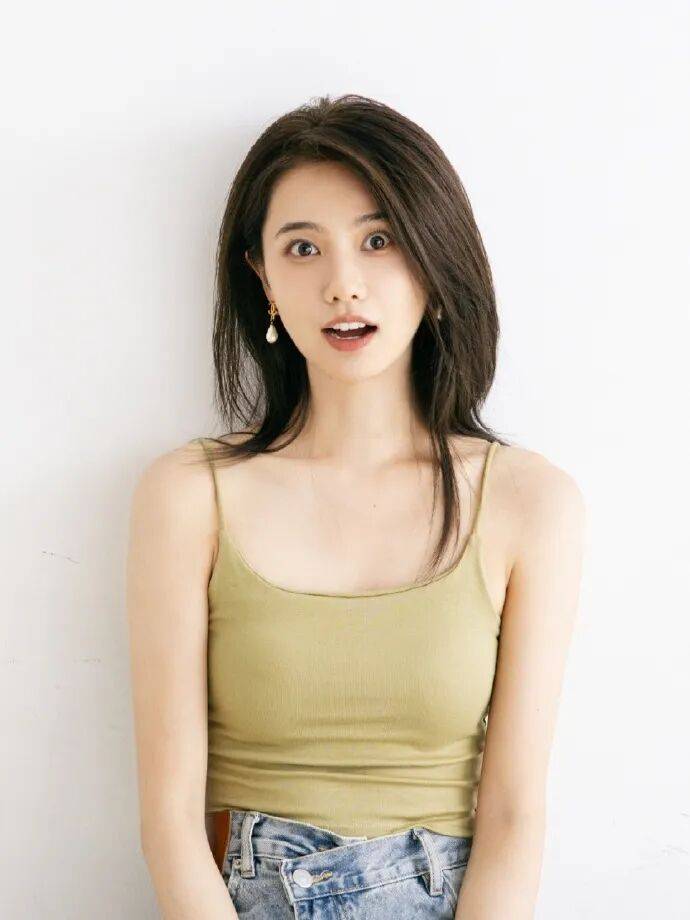 美女姜佩瑶靓丽写真露出事业线！不是丰乳肥臀也性感撩人