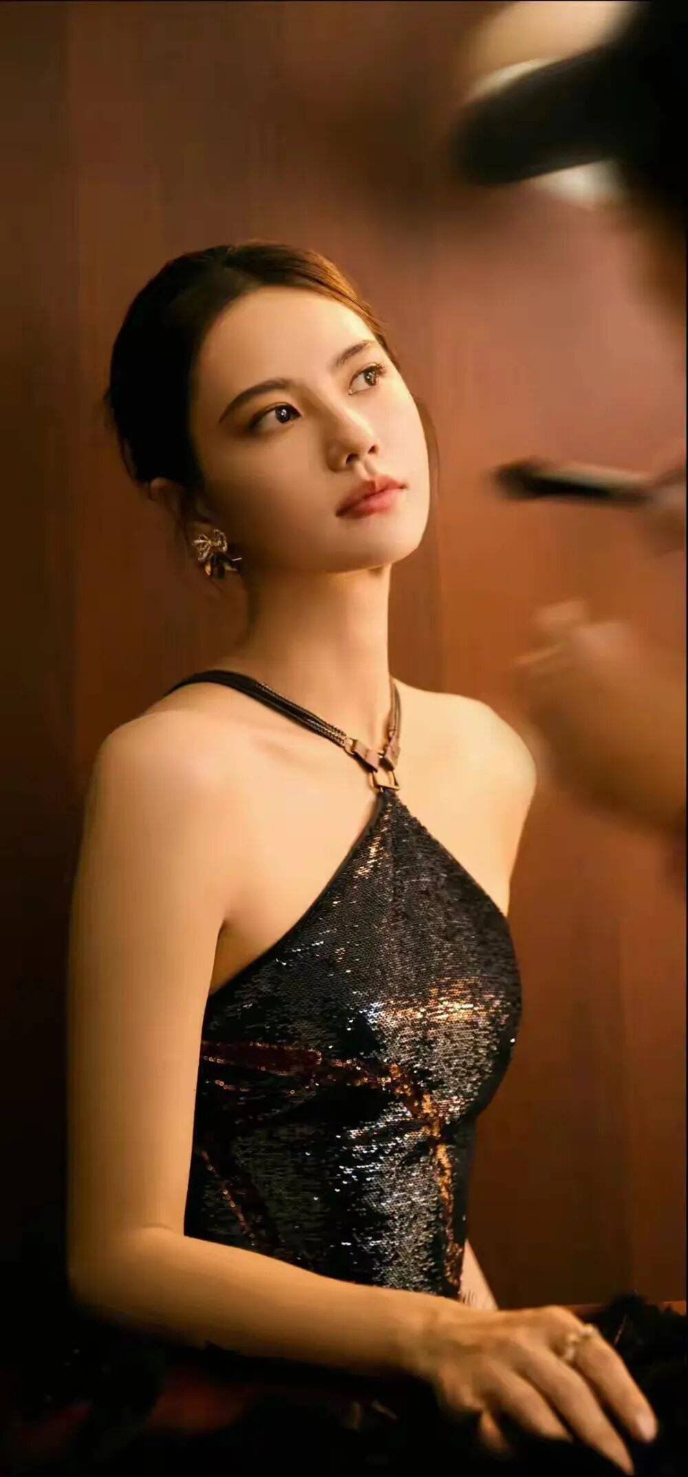 美女姜佩瑶靓丽写真露出事业线！不是丰乳肥臀也性感撩人