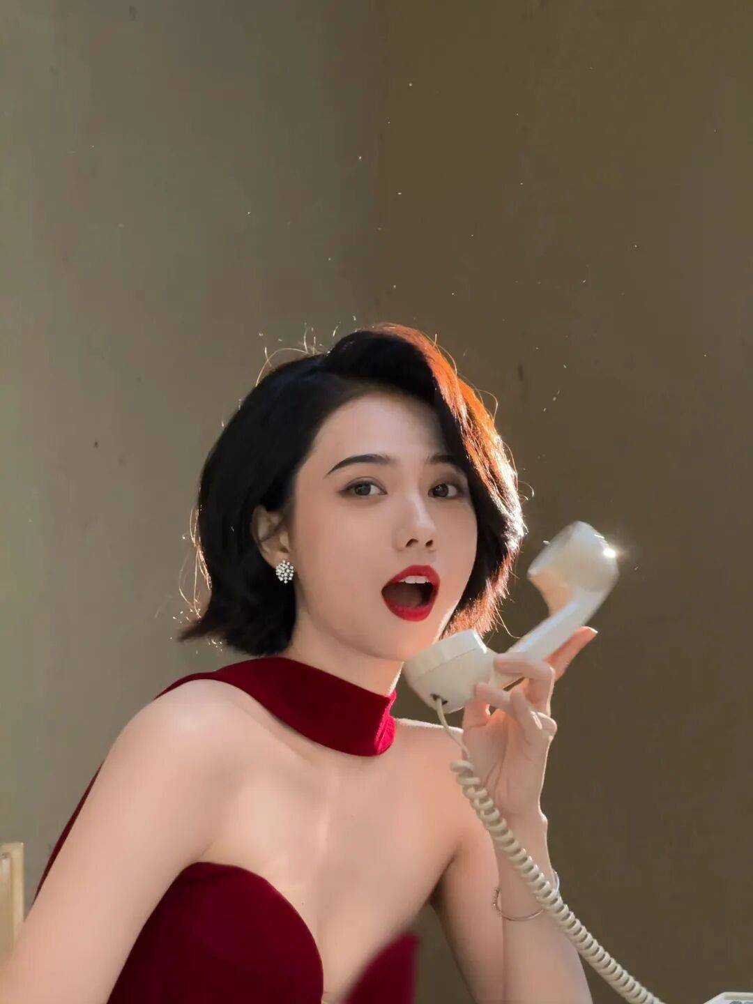 美女姜佩瑶靓丽写真露出事业线！不是丰乳肥臀也性感撩人