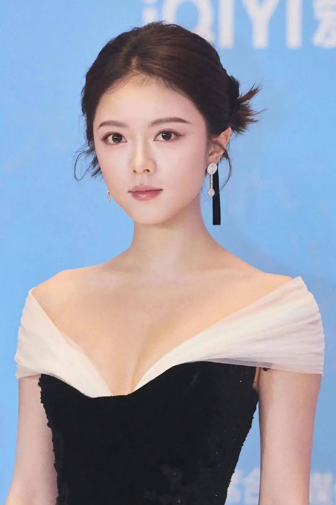 从国民闺女到轻熟女神!赵今麦写真露出事业线太性感撩人 从国民闺女到轻熟女神!赵今麦写真露出事业线太性感撩人