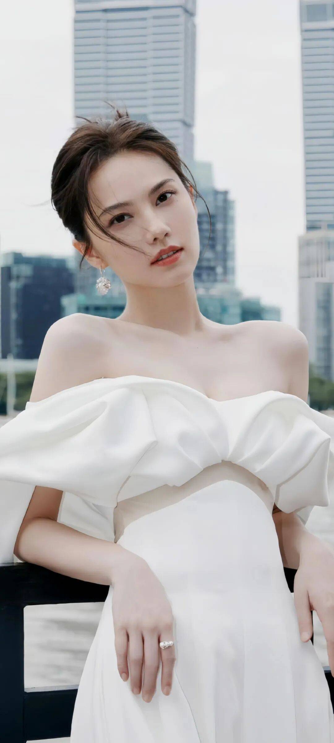 美女姜佩瑶靓丽写真露出事业线！不是丰乳肥臀也性感撩人