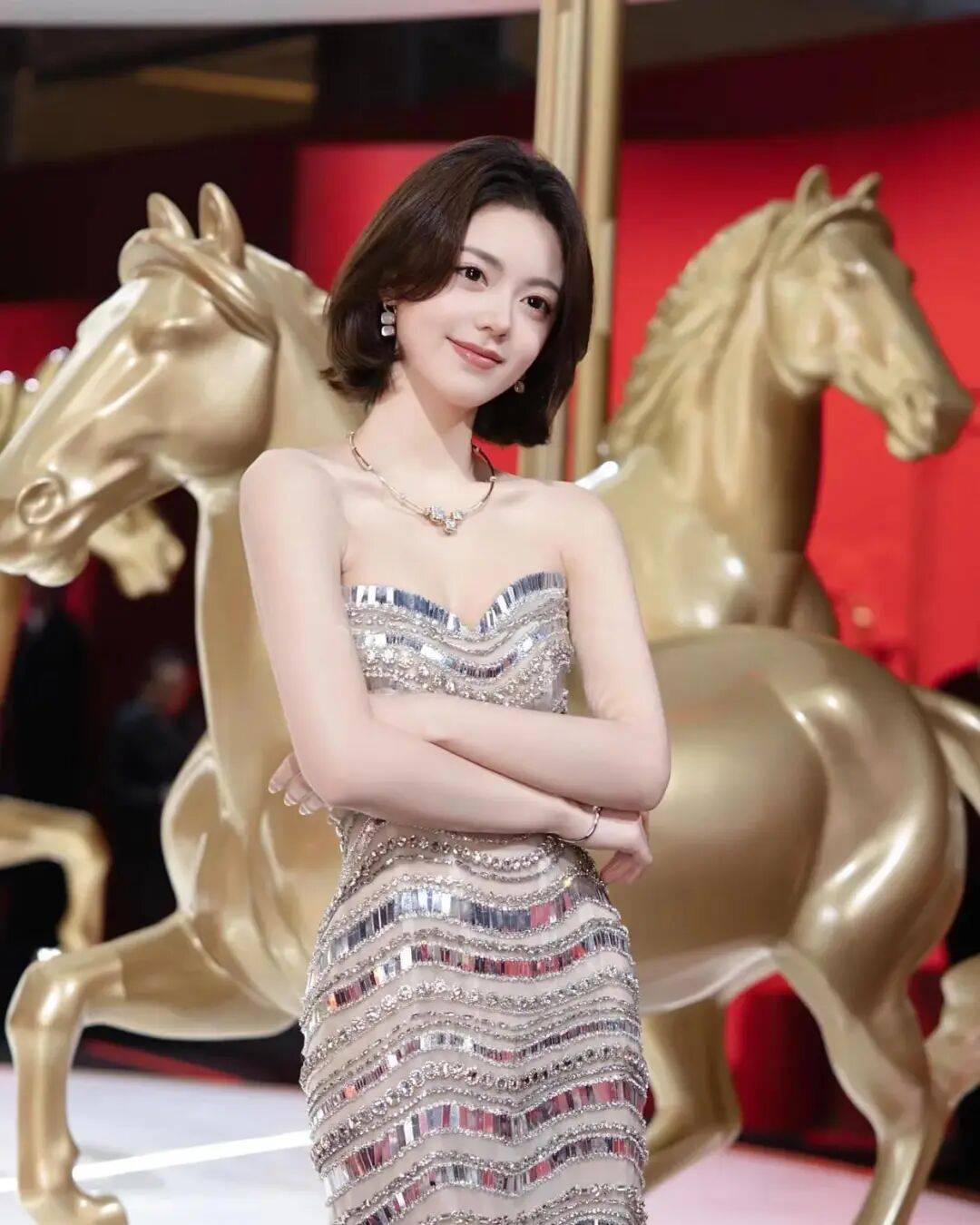 从国民闺女到轻熟女神!赵今麦写真露出事业线太性感撩人 从国民闺女到轻熟女神!赵今麦写真露出事业线太性感撩人