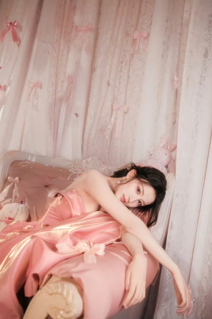 王楚然顶着满头蝴蝶结美晕了 王楚然顶着满头蝴蝶结美晕了