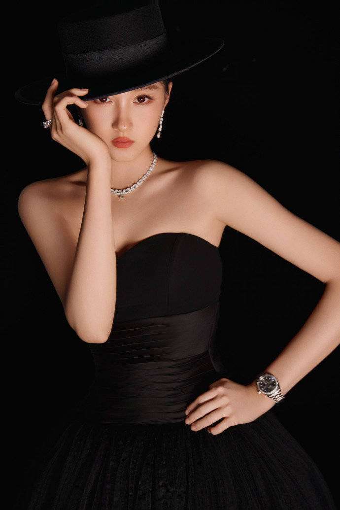 关晓彤红毯黑裙封神！礼帽配珠宝惊艳全网，造型师终于在线了