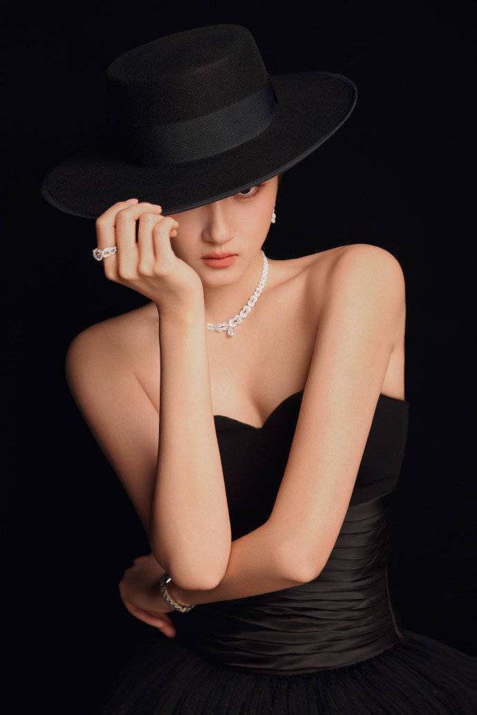 关晓彤红毯黑裙封神！礼帽配珠宝惊艳全网，造型师终于在线了