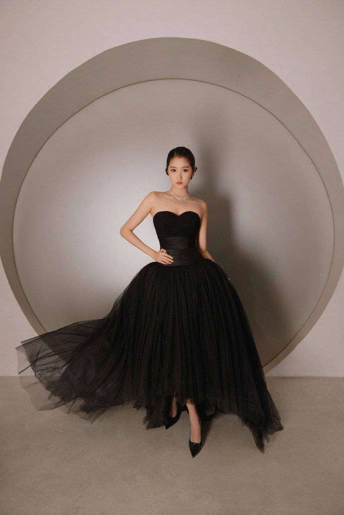 关晓彤红毯黑裙封神！礼帽配珠宝惊艳全网，造型师终于在线了