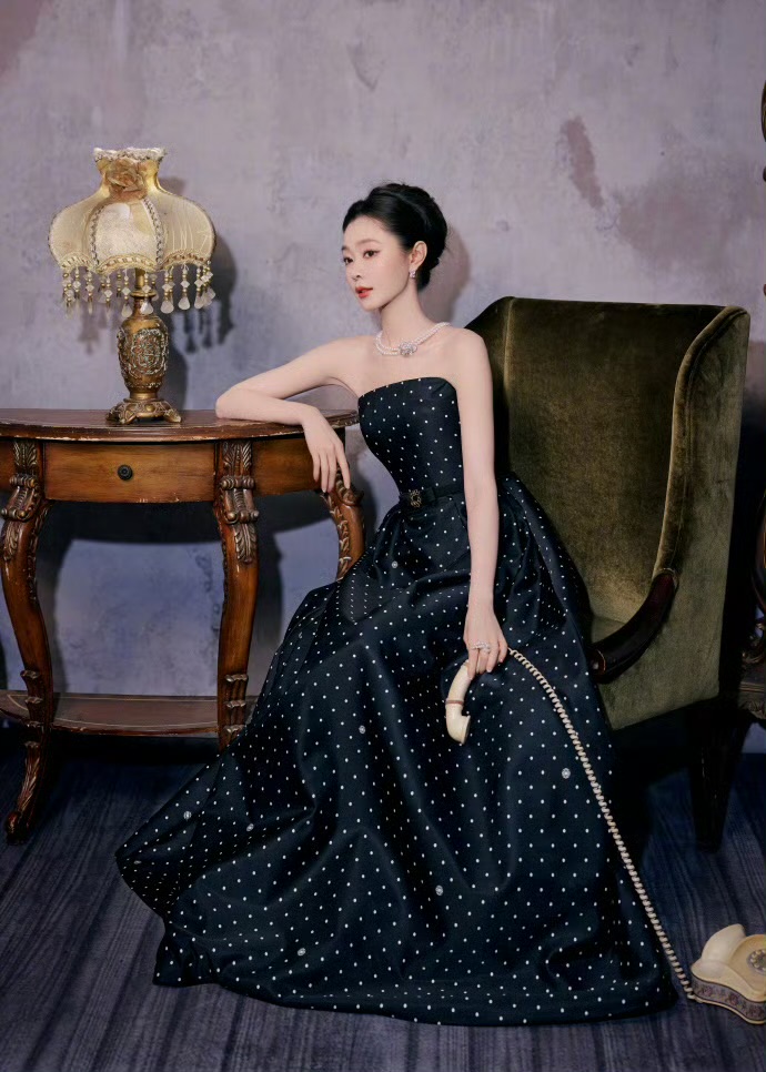 宋轶赫本风长裙穿搭，温婉动人