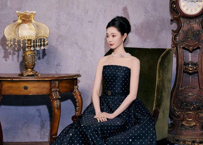 宋轶赫本风长裙穿搭，温婉动人