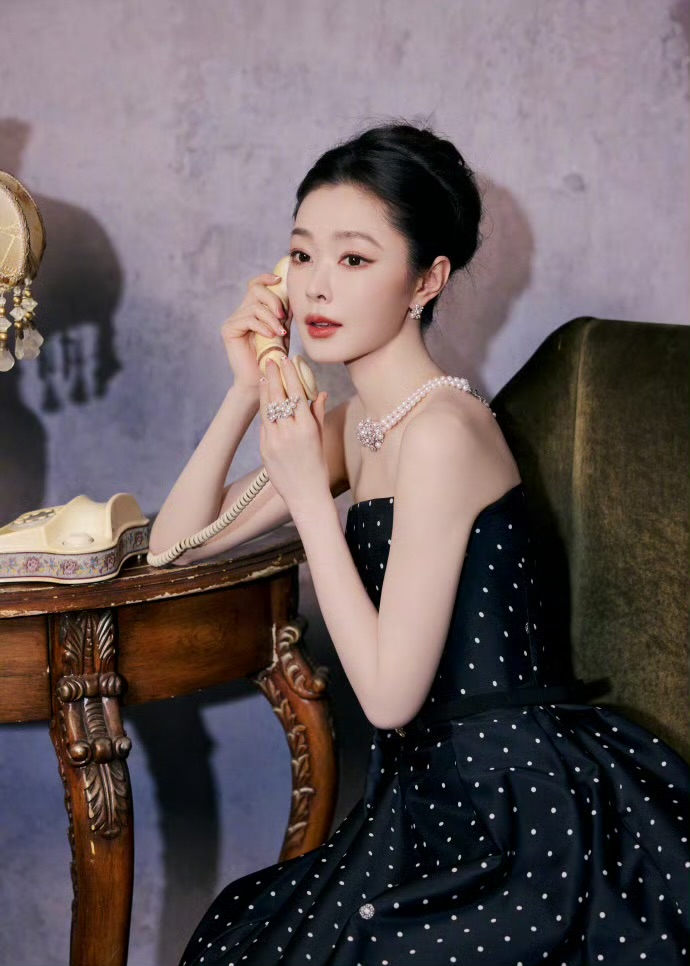 宋轶赫本风长裙穿搭，温婉动人