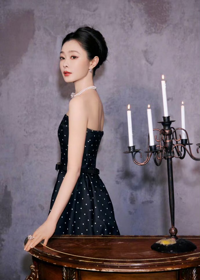 宋轶赫本风长裙穿搭,温婉动人
