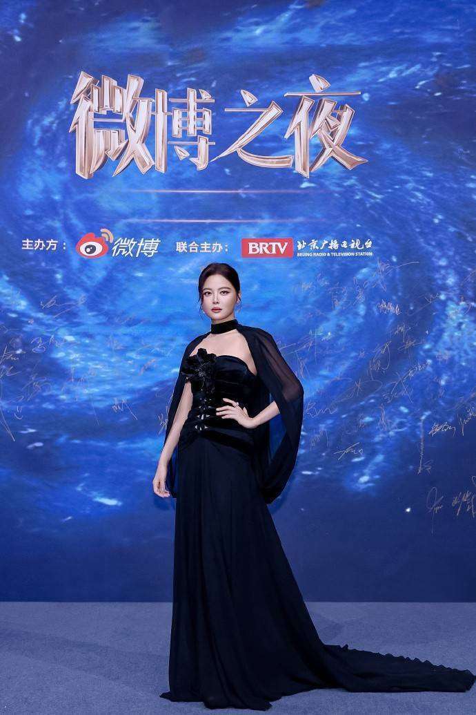 VOGUE年会双压轴引热搜！辛芷蕾两款红毯造型揭秘时尚密码