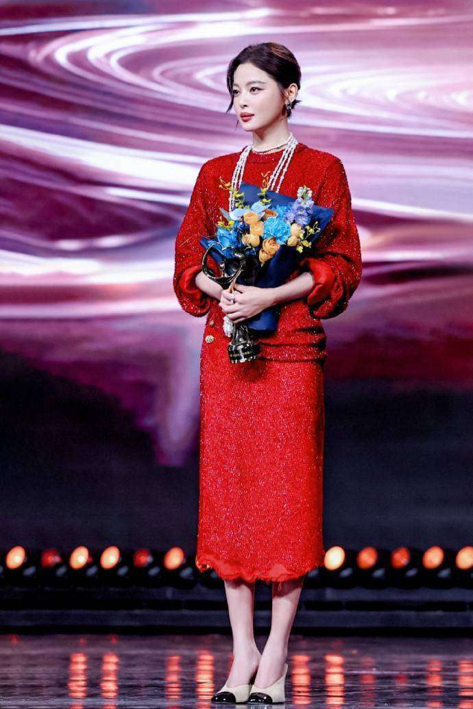 VOGUE年会双压轴引热搜！辛芷蕾两款红毯造型揭秘时尚密码