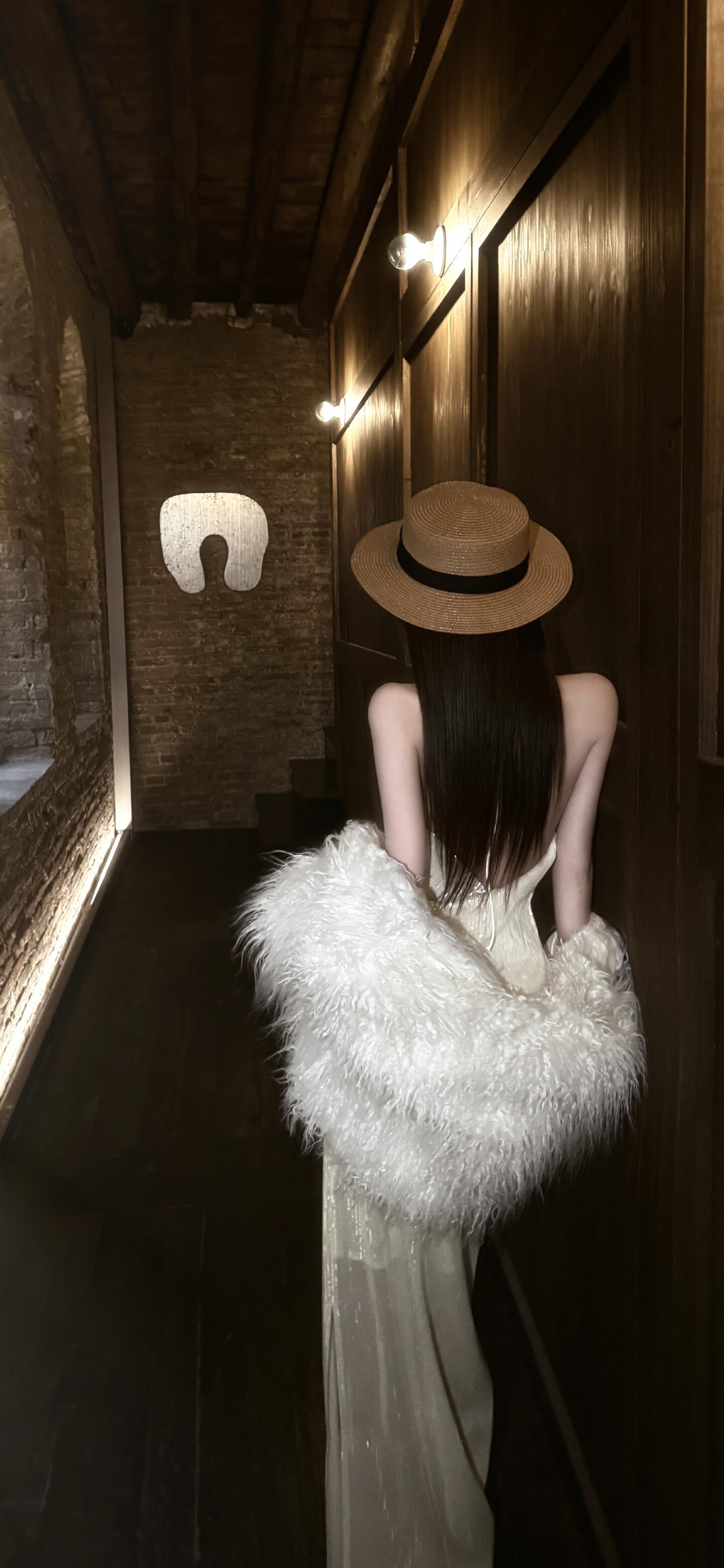 牛仔露背装女生背影·地毯场景清新风 性感女生美背写真