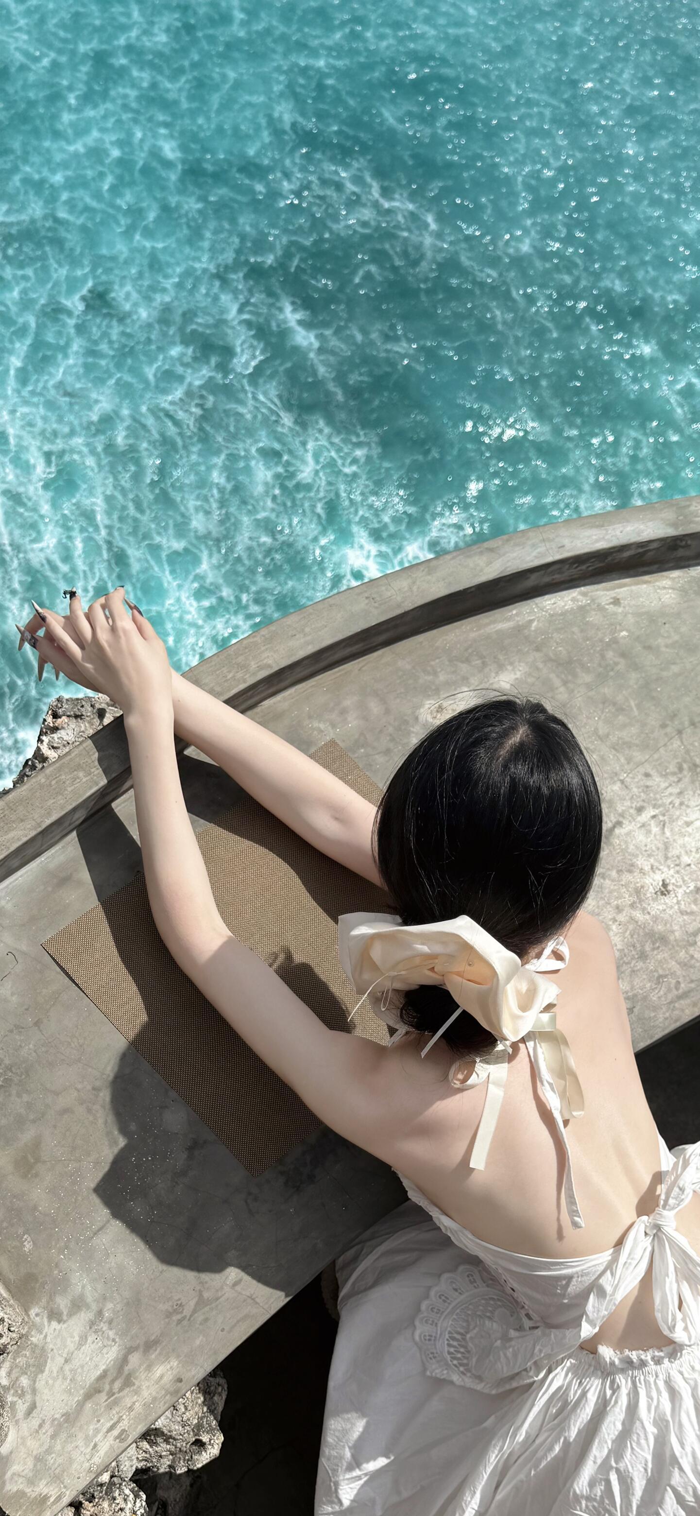 牛仔露背装女生背影·地毯场景清新风 性感女生美背写真 牛仔露背装女生背影·地毯场景清新风 性感女生美背写真