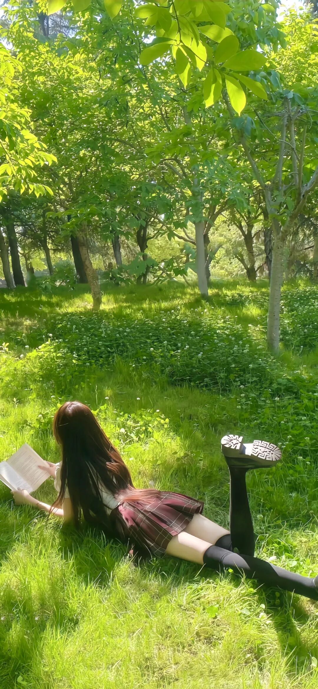 牛仔露背装女生背影·地毯场景清新风 性感女生美背写真 牛仔露背装女生背影·地毯场景清新风 性感女生美背写真