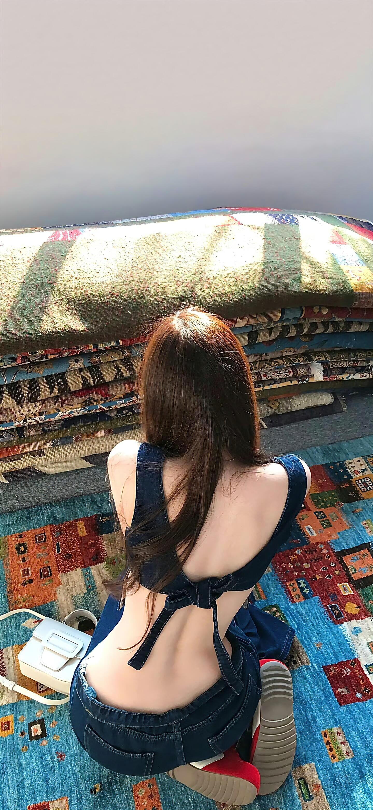 牛仔露背装女生背影·地毯场景清新风 性感女生美背写真 牛仔露背装女生背影·地毯场景清新风 性感女生美背写真