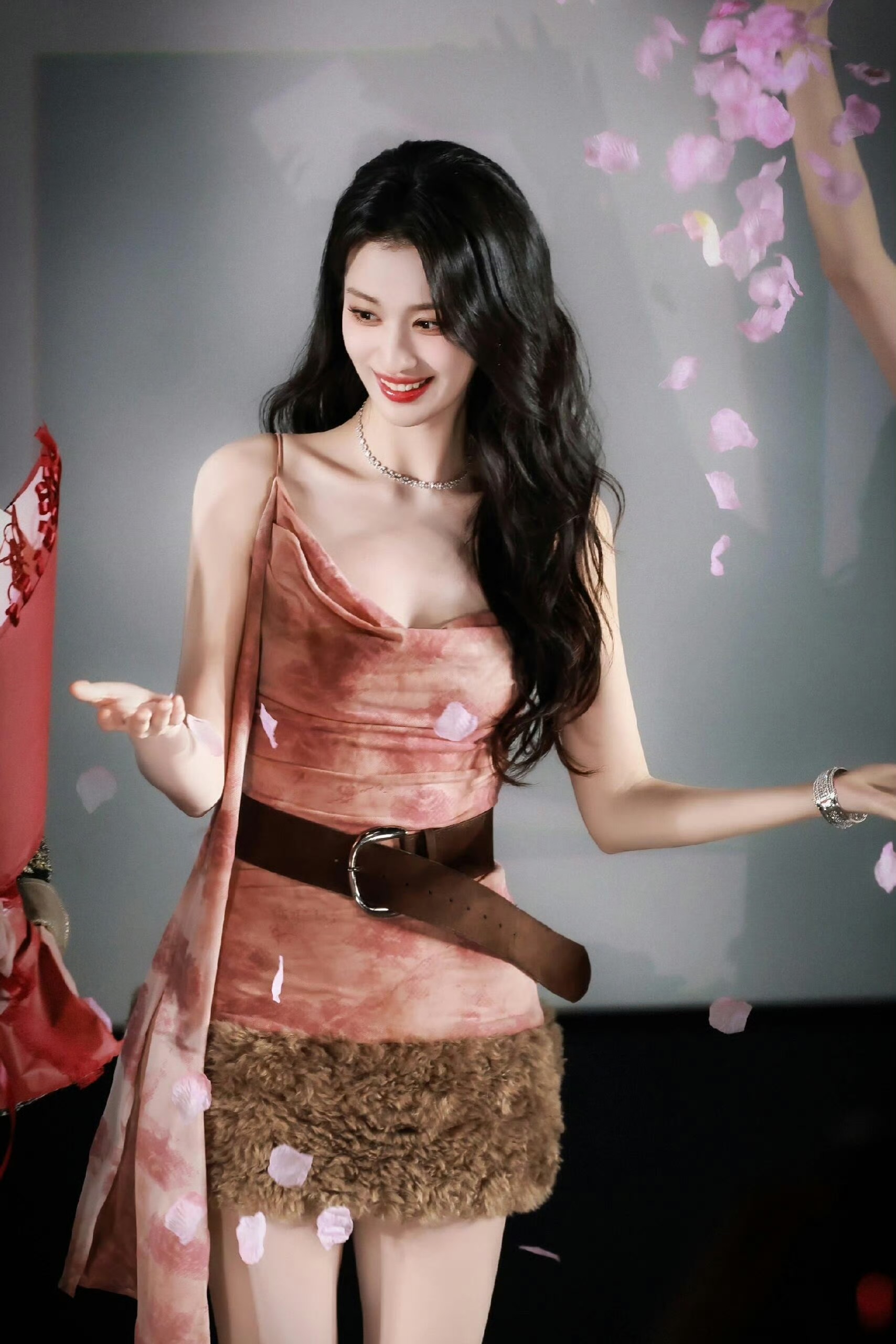 王楚然的国风巧思|粉韵狐影,演绎东方甜酷美学