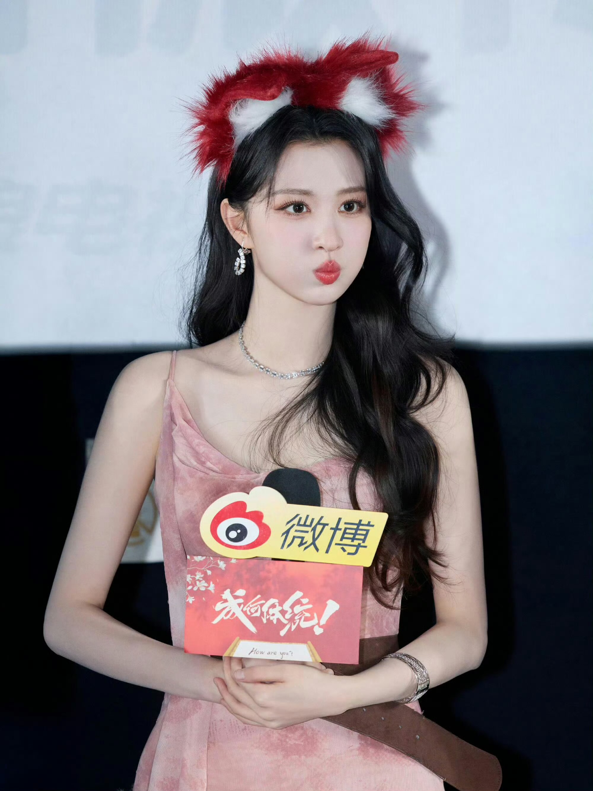 王楚然的国风巧思｜粉韵狐影，演绎东方甜酷美学