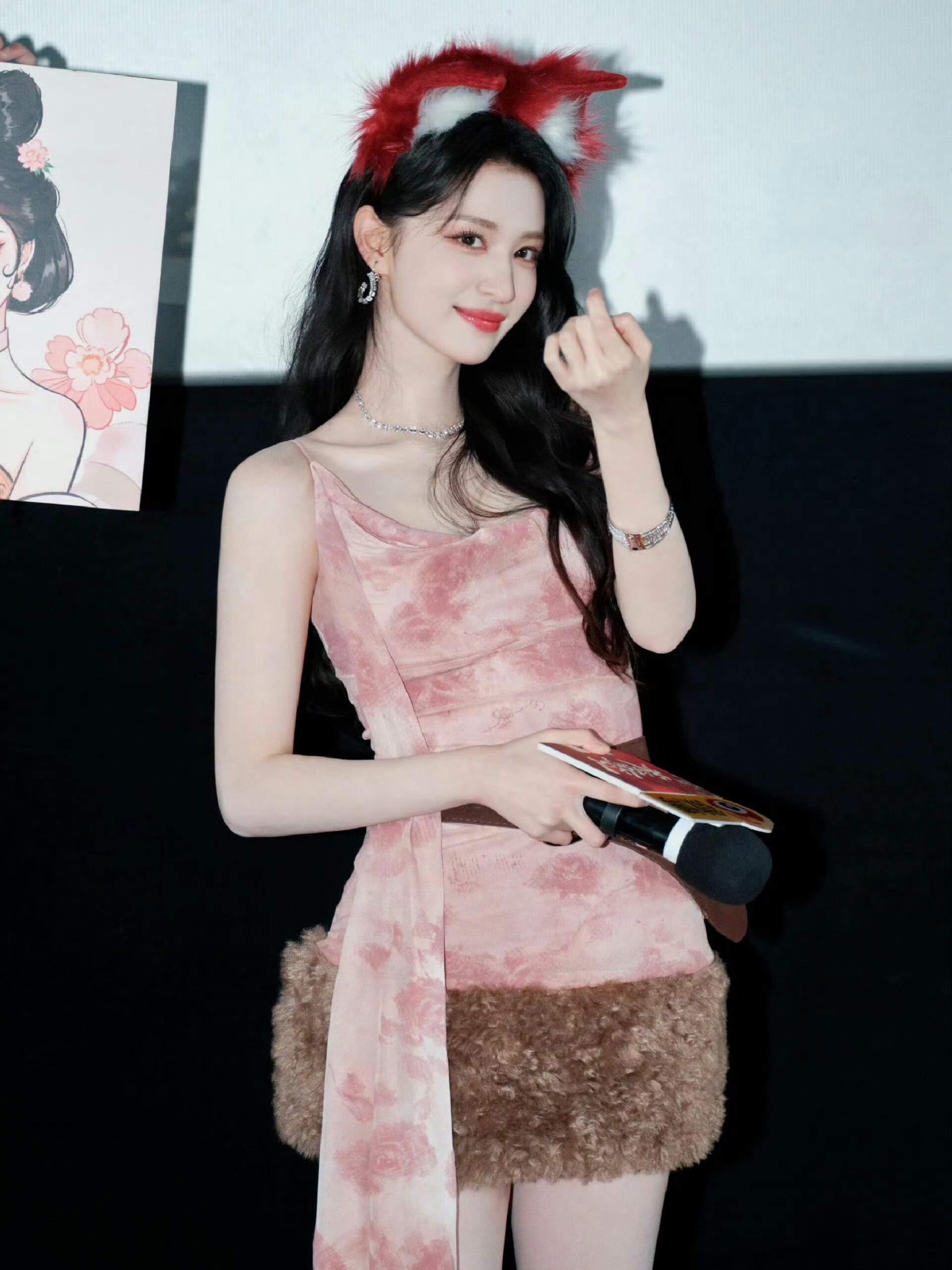 王楚然的国风巧思｜粉韵狐影，演绎东方甜酷美学