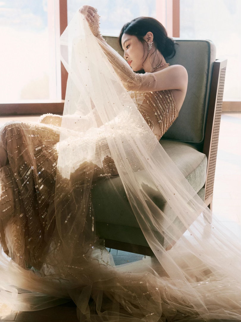 ​碎星披肩，流光溢彩：辛芷蕾的鎏金薄纱人鱼裙穿搭